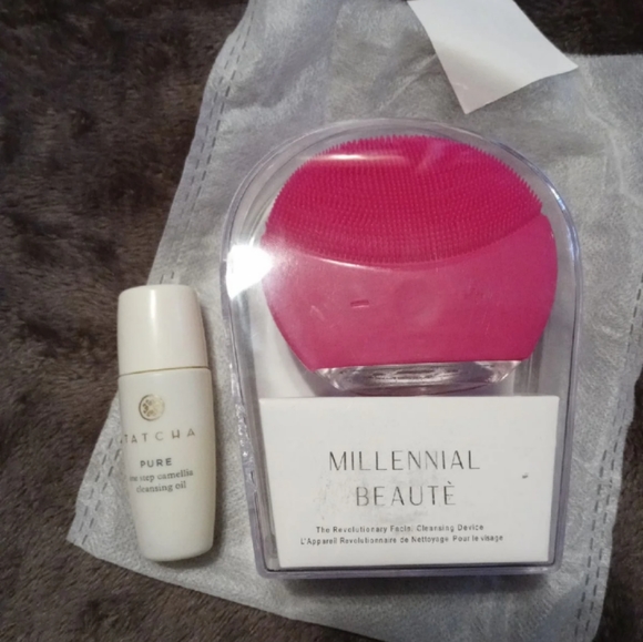 Face Cleansing Vibrating Exfoliator
W/tatcha clean - Picture 3 of 6